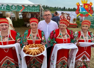 сафоновская делегация побывала в Михновке, где сегодня прошел главный летний сельскохозяйственный праздник Смоленщины – «День поля» - фото - 1