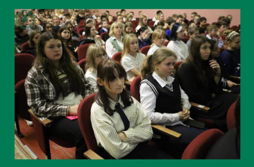 сегодня в здании Центрального Дворца культуры сотрудники РЖД провели уроки безопасности для учащихся 6-11 классов школ - фото - 1