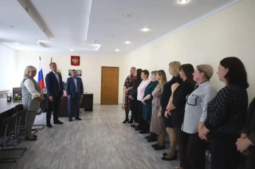в День финансиста Глава Сафоновского округа Антон Николаевич Кухарев поздравил коллектив Финансового управления - фото - 1