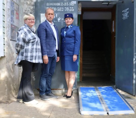 сафоновская межрайонная прокуратура передала мобильный пандус ребенку, который передвигается с помощью кресла-коляски - фото - 1