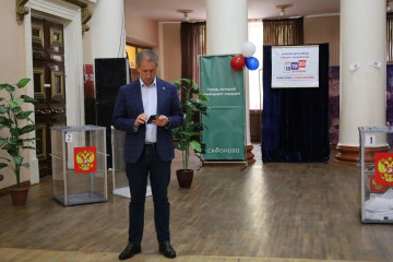 сегодня Глава Сафоновского муниципального округа Антон Николаевич Кухарев принял участие в выборах депутатов Государственной Думы Российской Федерации девятого созыва - фото - 1