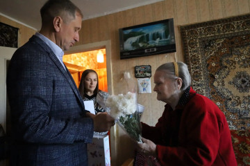 глава Сафоновского муниципального округа Антон Николаевич Кухарев поздравил с 90-летним юбилеем Бармосову Антонину Дмитриевну - фото - 1