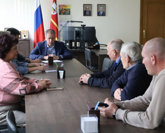 глава округа провел совещание с управляющими организациями по обращениям жителей о пуске тепла - фото - 1