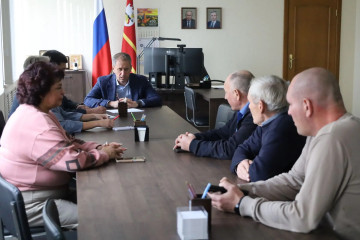 глава округа провел совещание с управляющими организациями по обращениям жителей о пуске тепла - фото - 1