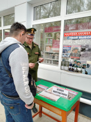 3 мая в г. Сафоново продолжил работу мобильный пункт по отбору граждан на военную службу по контракту - фото - 1